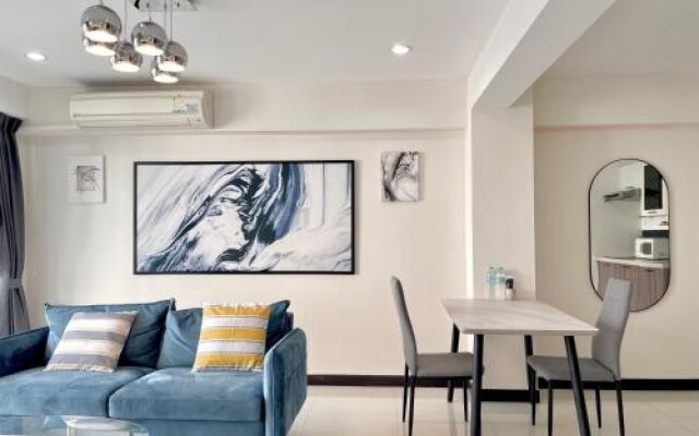 Modern Unit at Lumpini,Sathon by Sabai