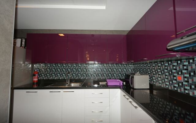Cayan Tower by Deluxe Holiday Homes