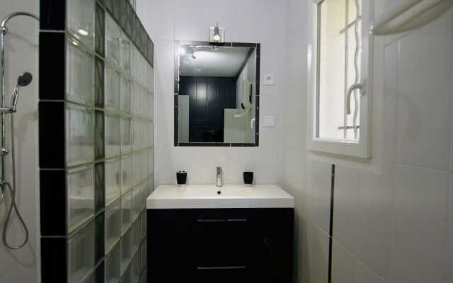 Modern Villa with Private Pool in Ledenon