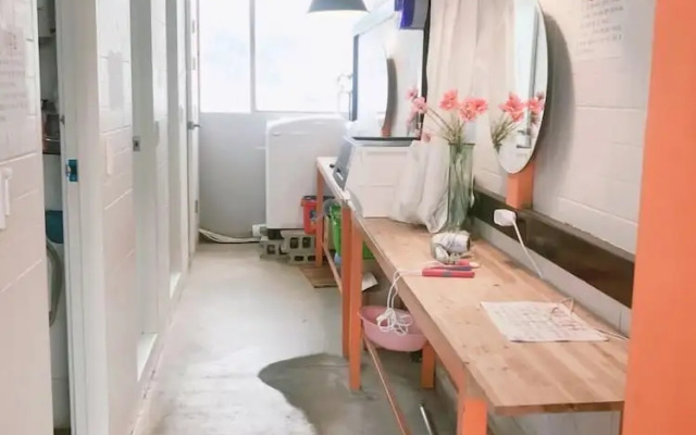 Life Guesthouse - Hostel