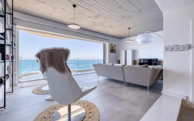 Superb Seafront Family Apartment
