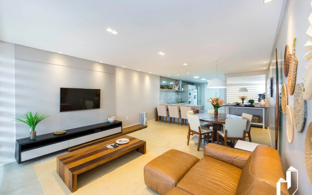 Encantadora casa com 02 suítes à beira-mar