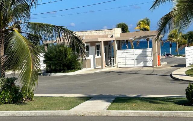 Seamist villa @Oceanpointe Lucea comfy 2BR w/pool gym & parking