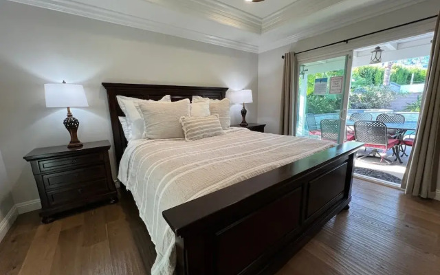 Fantastic 6 bedroom, 4.5 bath home (4 master Suites), pool home