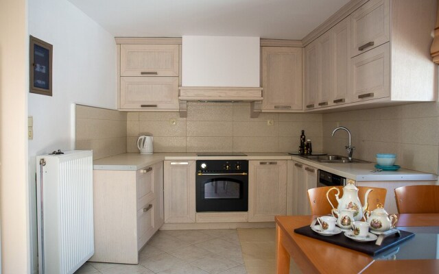 "sifakis Gorgeous Stone House"