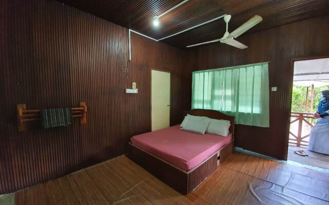 OYO 90278 Redzwan's Beach Resort