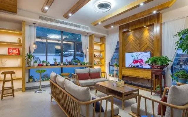 Anji Lanshe Homestay (Zhongnan Baicaoyuan Yuan Anji Natural Museum Branch)