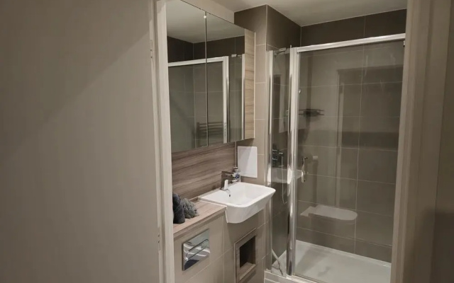 Luxurious 2-bed Haven in the Heart of Barking