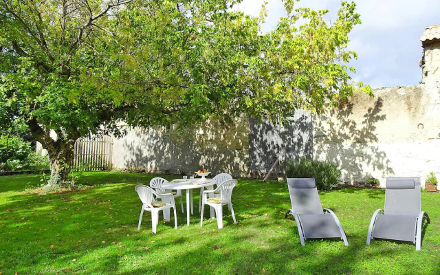 Semi-detached House on a Vineyard, Talais