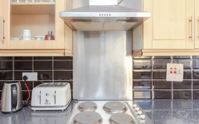 Lovely 4 Bed House w Garden, 1 Stop to Waterloo