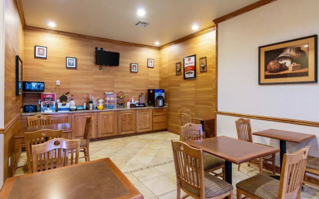 Econo Lodge Inn & Suites Bridgeport