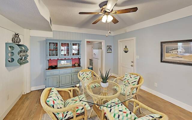 Long Beach Hideaway - Steps To The Sand! 2 Bedroom Duplex
