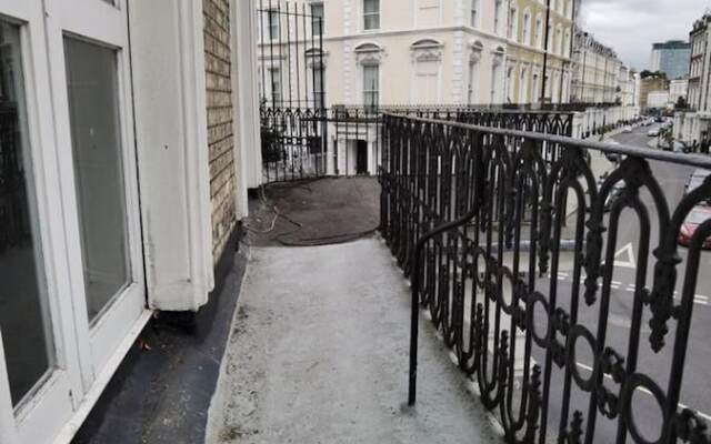 Charming Large Studio Apartment With Balcony