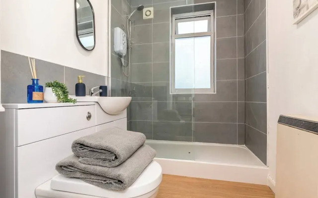 Sleek City Getaway - Walkable & Free Parking