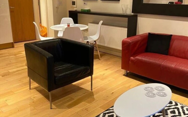 Apartment - Sleeps 4 - Balcony - Parking - Pets Ok