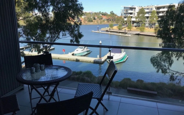Marina View Apartment on the Maribyrnong River, Melbourne