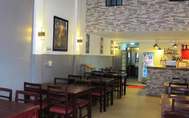 Tuk Tuk Hostel & Café