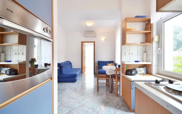 Apartment Toma - 200 m from beach: A1 Omis, Riviera Omis