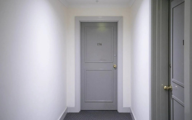3 Bedrooms 2 Car Parks Carlton Garden Opposite