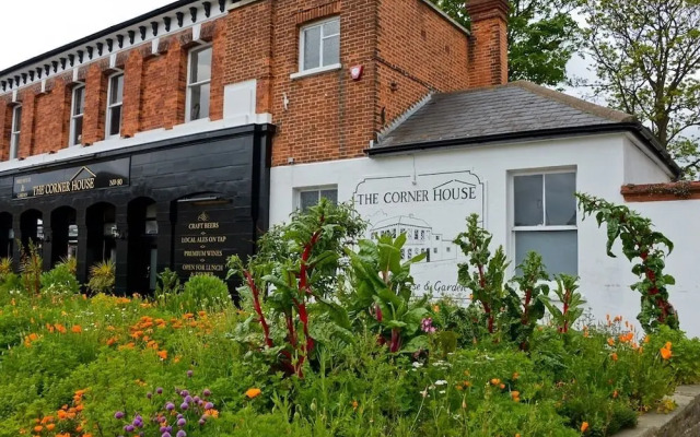 Corner House Apartment