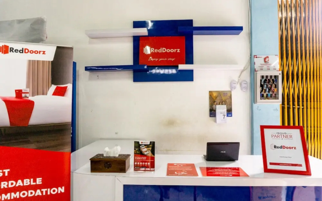 RedDoorz near Benteng Van Den Bosch