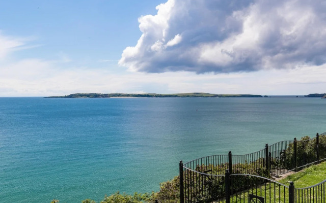 Spinnaker - Close to Town Sea Views