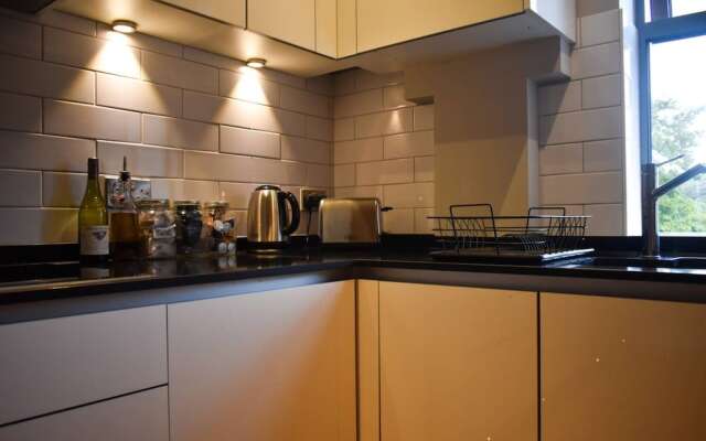 Modern 1 Bedroom Apartment With Balcony By Preston Park