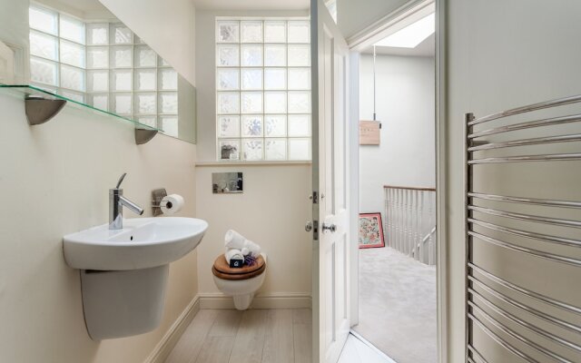 Light And Comfortable Hammersmith Home Ssq