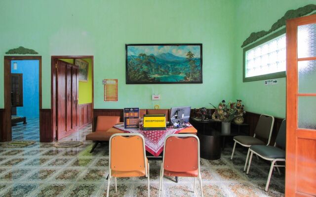 SPOT ON 2490 Griya Kencana Homestay