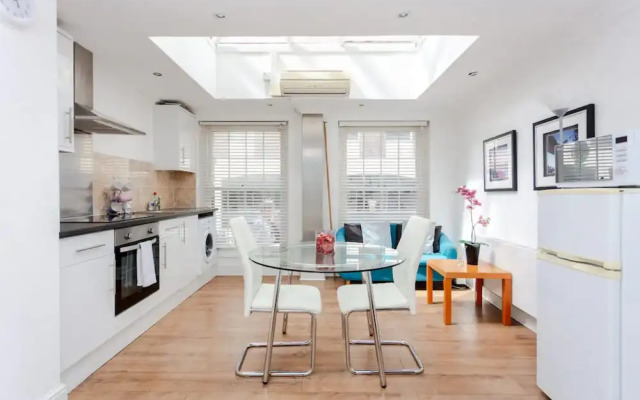 Airy Studio Apartment in Vibrant East London