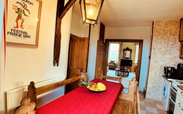 F2 Charming City Centre Apartment full of Character