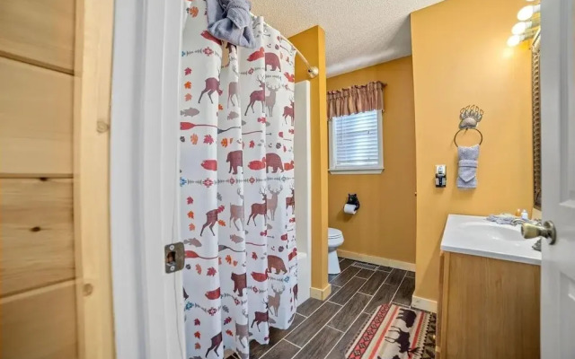 Strollin' Bear 3 Bedroom Home by RedAwning