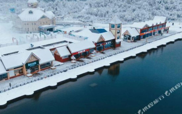 Xiling Snow Mountain Maple Leaf Hotel