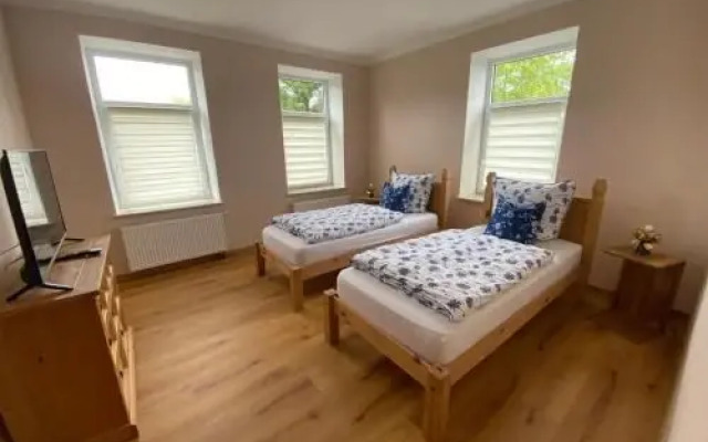 Schöne 2 Zimmerwohnung, neu saniert, hell, stilvoll
