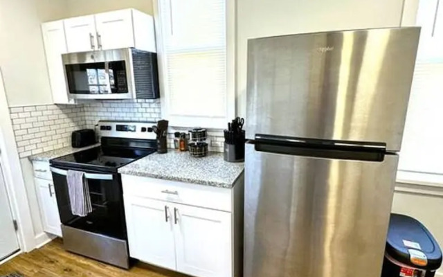 Modern Cozy Unit With King Bed