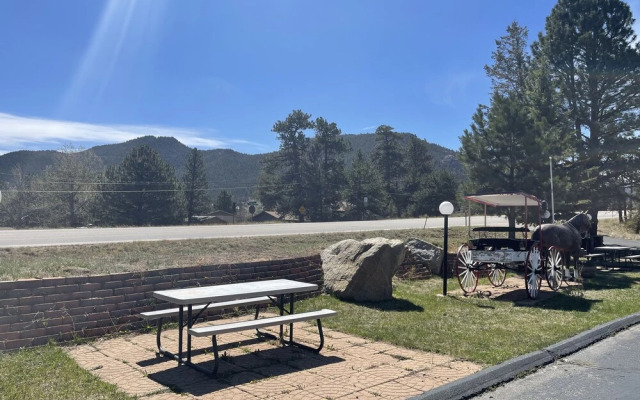 Saddle & Surrey Motel