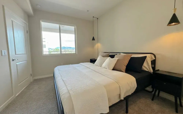 Stylish Retreat W Pool GYM Parking 10min to Cedars
