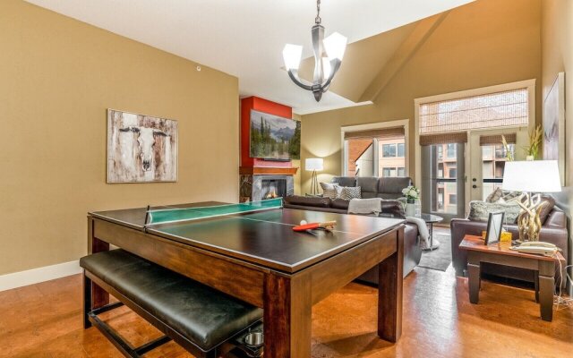 Luxury 3-Br Penthouse | INDOOR Pool & Hot Tub | Pool Table | 2 Decks + Mtn Views