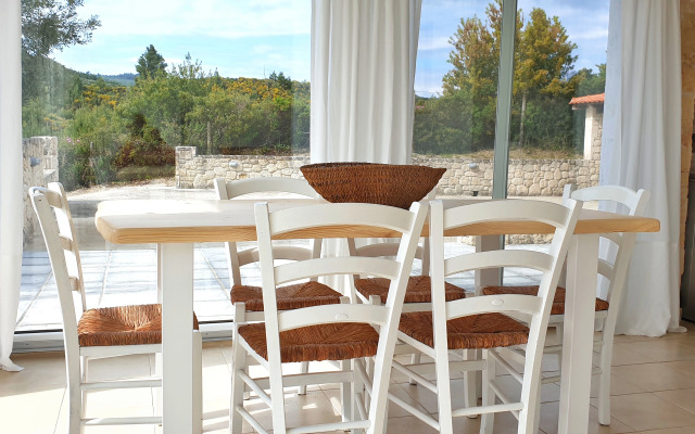 Bungalow White Apartments and Suites