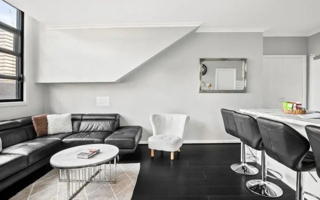 Central 3-bed Apartment in Vibrant Melbourne
