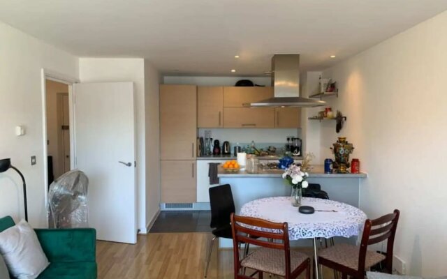 Modern 1BD Flat With Balcony - Mile End