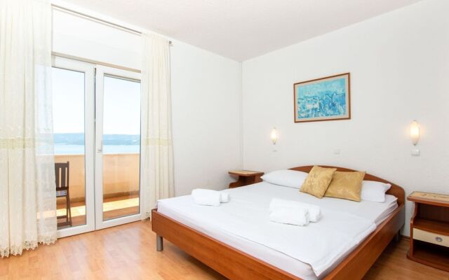 Charming Seaside Apartment