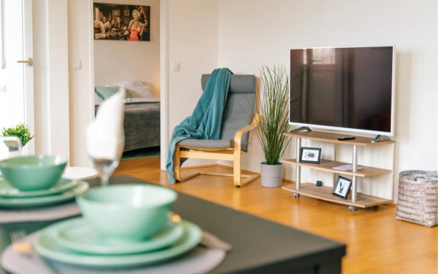 King Bed Home & Smart Tv 1 min to Metro