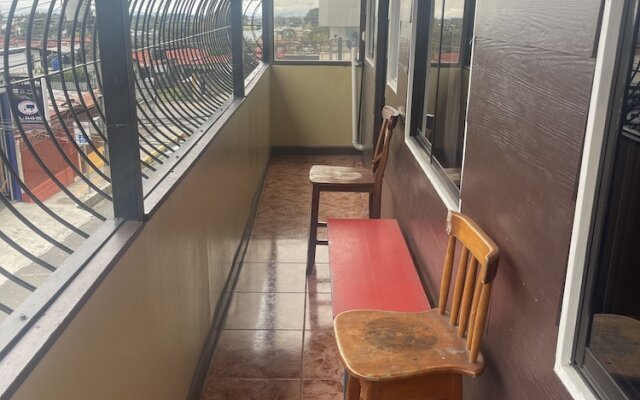 Luxurious Central Apt / 5 min from the Airport