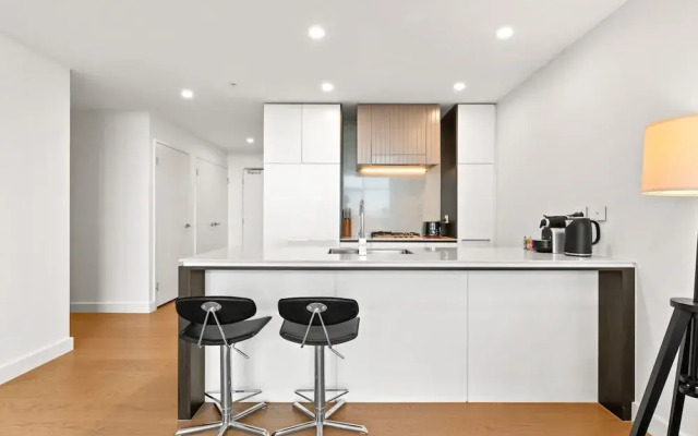 Chic 1-bed With Pool by River, Ferry & Amenities