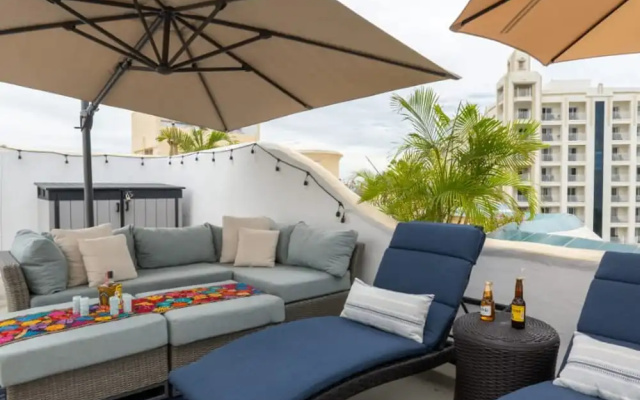 Ocean Front Penthouse Pool Sleeps 8 People