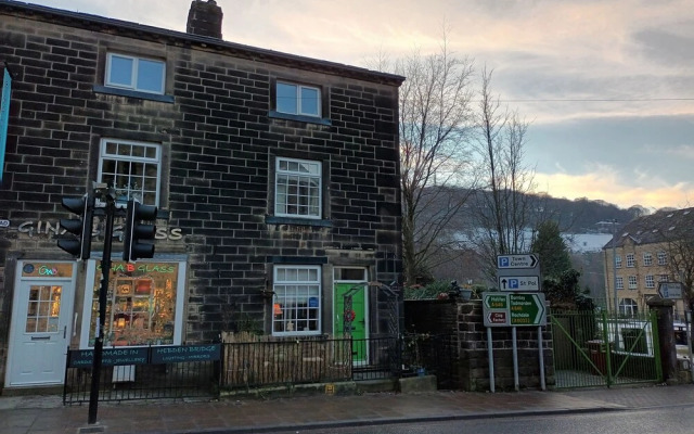 Hebden Bridge - House - Sleeps 8 - Pet Friendly