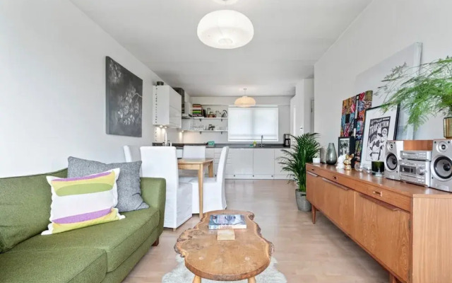 Lovely 2 Bed Apartment w Balcony nr River Thames