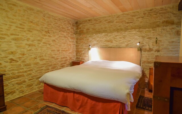 Spacious Villa in Puy-l'évêque With Swimming Pool