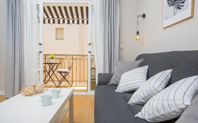 Cosy 3-bedroom apartment for 6-8 people just 50m from the beach
